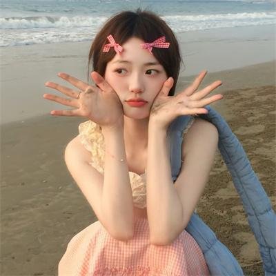 穿黄睡衣的女孩